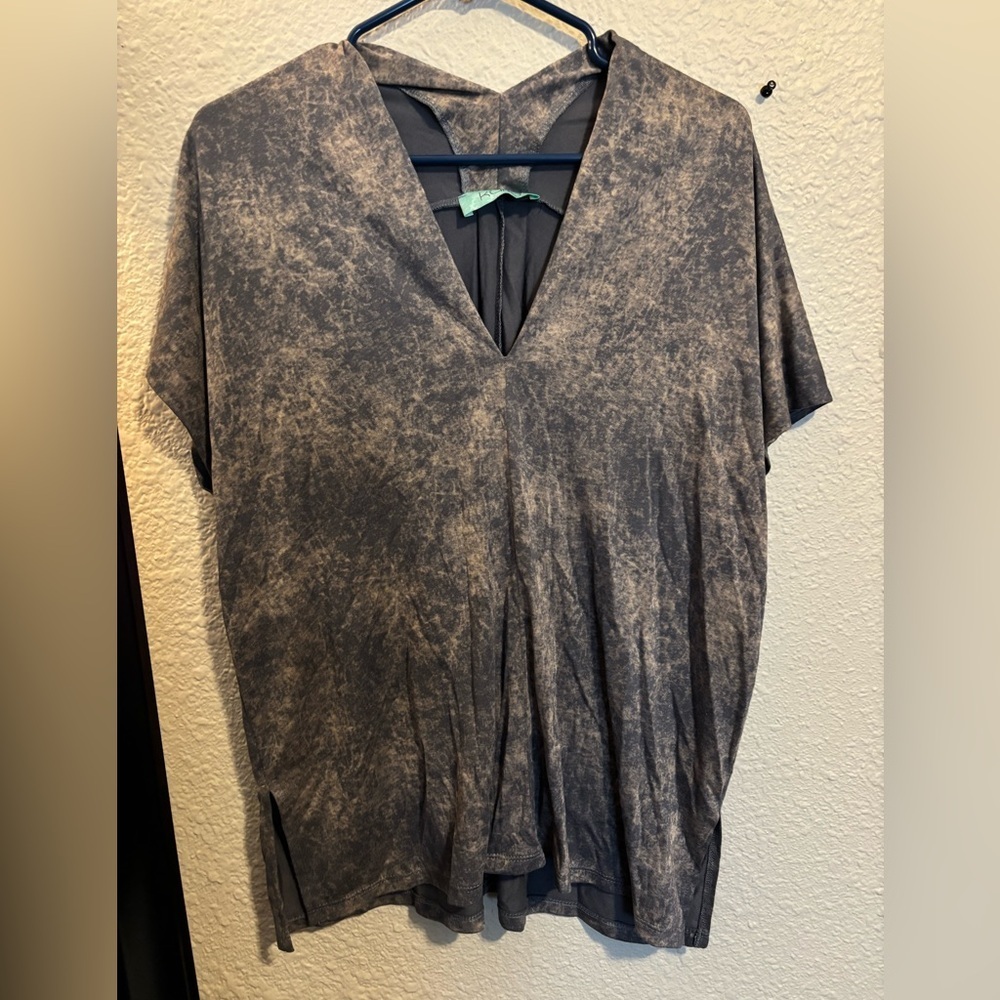 Karlie Women’s Small Black and Tan V-Neck Blouse